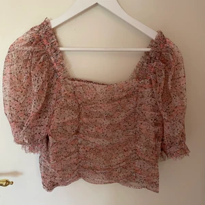 Topp - En blommig topp, så gullig älskar den! Den är storlek L men jag är normalt en S och jag kan ha den 