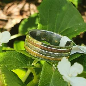 Guld,silver och brons ring av rostfritt stål, storlek 20, diameter 18mm, den färgar inte av eller gör dina fingrar gröna eftersom de är gord av stål.