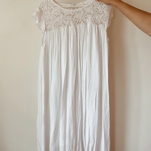 Vit klänning  - Vit kort klänning