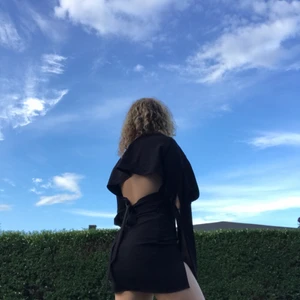 hanna schönberg klänning - Skit cool klänning från hanna schönberg NA-KD kollektion från förra sommaren! Aldrig använd utan endast provad, verkligen super fin men säljer då jag ej använt den! Fina detaljer i ryggen och på ärmarna! Pris kan diskuteras! Bilden i mitten är från själva annonsen på NAKD!