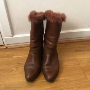 Höstskor! - Fodrade snygga bruna stövlar endast använda en gång. Har en liten klack och är lite pointade framtill. Säljer på grund av att de är lite för stora för mig. Står ingen storlek men skulle säga att de passar 38