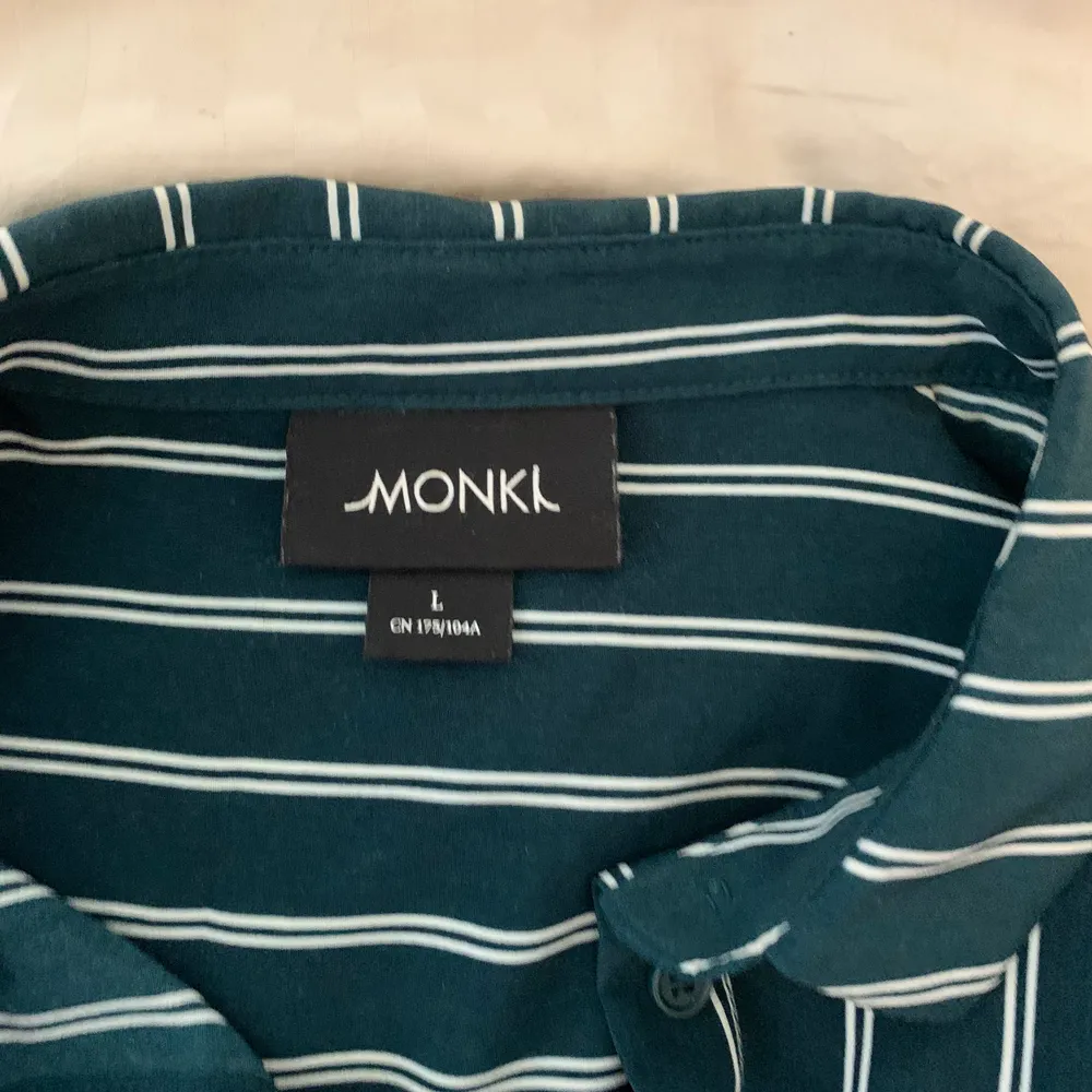 Jättesöt randig skjorta från monki som knappt är använd, helt i nyskick! Lite oversize beroende på din storlek, men superskön att slänga över ett linne eller så.. Toppar.