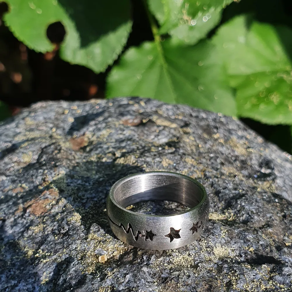 silver ring av rostfritt stål, storlek 20, diameter 18mm, den färgar inte av eller gör dina fingrar gröna eftersom de är gord av stål.. Accessoarer.