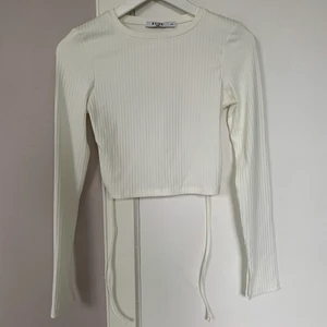 Helt ny trendig topp  - En längärmad tunn ribbad tröja jag köpt, men som ej kom till användning💕