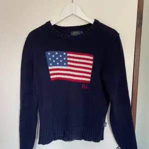Stickad tröja från Ralph Lauren, den är liten i storlek och passar som XS/S. Säljer då den inte kommer till användning längre och är för liten 