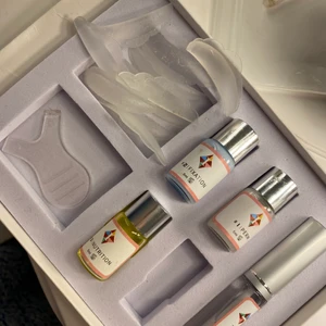 Tillbehör för lashlift/browlift - Kuddarna är använda. Limmet, perm (vit färg) och den blåa färgen (fixation) är oanvända. resten är använt! 