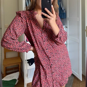 Klänning - Superfin modell och mönster men för kort för mig 😪Aldrig använd! Storlek xs men skulle säga att den passar xs-m beroende på hur lång man är såklart