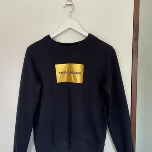 Calvin Klein sweatshirt storlek S - Sweatshirt i storlek S i fint skick, passar även för de med XS 💕