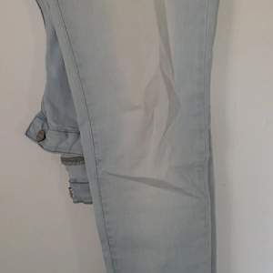 Ljusa tighta jeans storlek 38. Säljer för de kommer till ingen användning. 