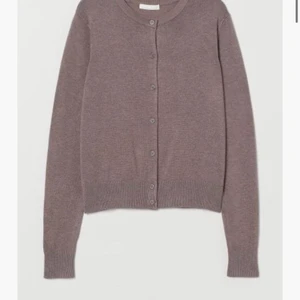 Hm kofta - Hej! Tänkte göra ett intressekoll på denna trendiga bruna/lite lila aktiga koftan ifrån hm! Den är helt ny och använd endast 2 gånger sedan jag köpte den!💕skriv vid intresse