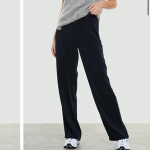 Bikbok - Säljer dessa otroligt sköna byxor som tyvörr blivit försmå för mig:/  nypris 299kr. Om många är intresserade så blir det budgivning 