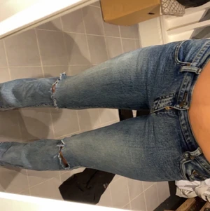 Skit coola lågmidjade byxor! - Jag är ungefär 170 sitter super fint väldigt sköna. Köpta second hand så vet ej märke. Coola hål på knäna och väldigt stretchiga i materialet🥰