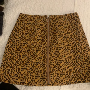 Kjol i leopardmönster  - Kjol från Carlings i leopardmönster med en smal kedja i mitten av kjolen, i storlek M men funkar även som S. Använts endast 1gång. 