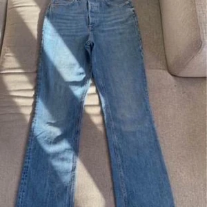 Zara jeans i storlek 36 - Helt nya jeans från Zara i storlek EU 36 som aldrig är använda. Långa och raka i benen som går hela vägen ned samt högmidjade. Köparen står för frakt! Fler bilder finns 