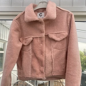 Rosa jacka  - Säljer denna superfina jacka som är helt oanvänd. Storleken är S och den passar perfekt nu till hösten💕