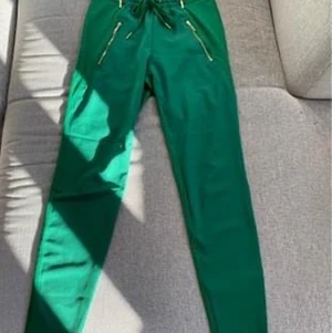 Byxor från du.e i storlek S!  - Sjukt coola byxor som aldrig är använda i storleken S men i och med att de är i ett stretch material så kan det även passa dig i större storlek. Färgen Emerald grön med guldiga detaljer samt två fickor. Byxorna kommer ifrån du.e och funkar för både korta och längre personer. Extremt fräscha till alla årstider. Köparen står för frakt! 