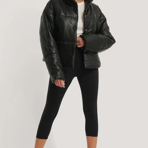 Vadderad pu jacka svart - Säljer nu min vinterjacka som är köpt från förra året, väldigt mysigt att ha på vintern och är i bra skick! Strl 34 (slutsåld på hemsidan) kan skicka mer bilder vid intresse, nypris:799 säljs för 400+frakt pris kan diskuteras❤️