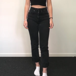 Jeans från AFJ X NA-KD - Svarta korta raka jeans från AFJ X NA-KD. Använda kanske 5 ggr, så i nyskick. Jag är 1,65 🥰