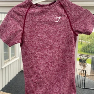 Gymshark T-shirt - Gymshark T-shirt i storlek XS, är i väldigt bra skick då den knappt är använd!