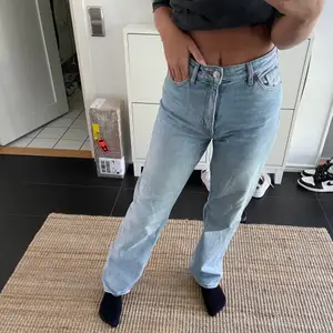 Säljer dessa skit snygga jeans från Monki i modellen Taiki, högmidjade och är super bekväma. Säljer då jag har ett par likadana!