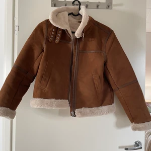 Jacka från HM  - Brun jacka från HM, perfekt till höst/vinter. Supermjuk och knappt använd. Storlek S. Buda i kommentarerna. Utgångspris: 100kr