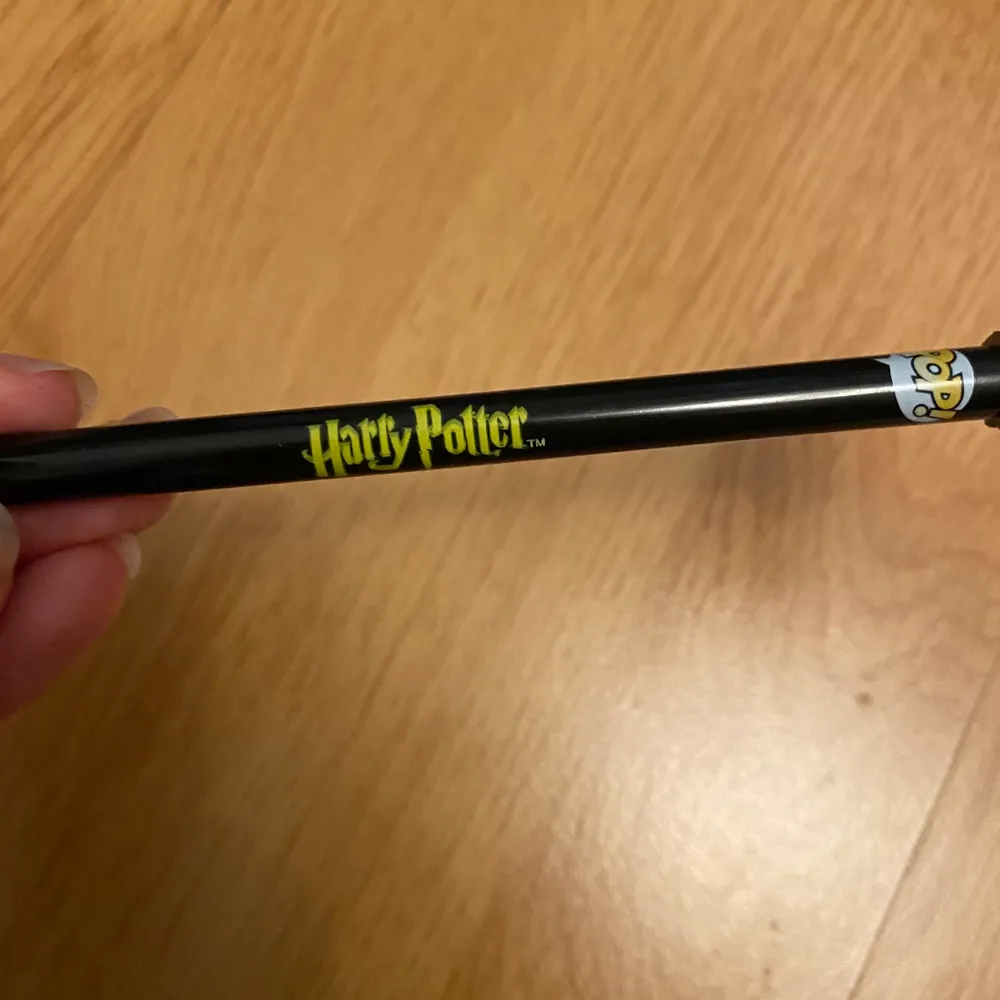 Helt oanvänd Draco malfoy penna från game stop. Pennan fungerar och har svart bläck. Övrigt.
