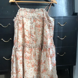 Blommig klänning  - Söt liten klänning från nasty gal, använd en gång. På bilderna har jag ett skärp i midjan men annars faller klänningen rakt:) originalpris: 400kr