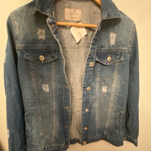 Jeans Jacka med text S/36 - Tunn jeans jacka med text i storlek S/36