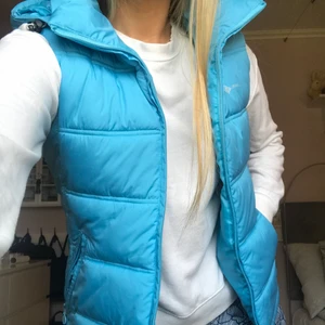 Blå väst - Superfin blå väst i fint skick från H&M i storlek S:) Den har både foder, vaddering och avtagbar luva (med knappt och dragkedja), och även resår som går att justera och fickor på framsidan 💙  200+frakt eller budgivning om flera blir intresserade :)