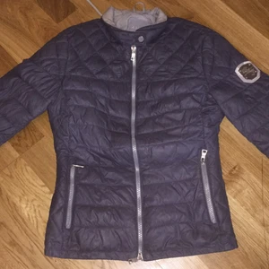 Storlek 36 - Denna här jackan är jätte bra och den e jätte skön att ha på sig den man jag ville sälja den för den gick inte på mig