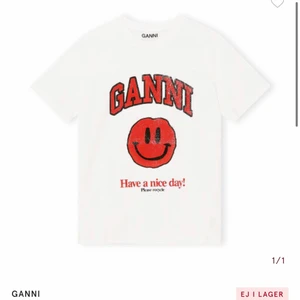 Ganni t-shirt - Säljer min jättefina tröja ifrån ganni😁säljer för att den tyvärr inte kommer till användning😁