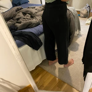 Zara jeans  - Säljer nu dessa snygga jeans från zara i strl 40, men som även passar nån me strl 38. Har använt de 2 gånger då jag köpte ett par identiska men mindre strl så dessa behöver hitta en ny garderob. 100kr+ frakt
