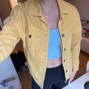 Gul jeansjacka - Gul jeansjacka från Vero Moda i strl XS.