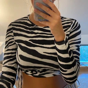 Topp med zebra mönster - Topp med zebra mönster 🤍 med resår på sidan                         Köparen står för frakten
