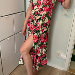 Blommig långklänning - Blommig och somrig långklänning med snygg slits. 
