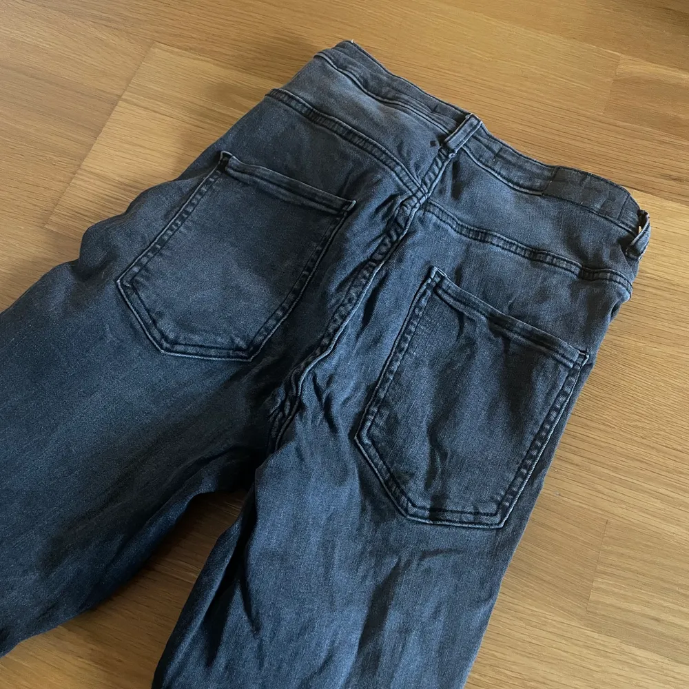 Molly jeans ifrån Gina tricot storlek M. I fint skick utan anmärkningar. Tvättad i endast tvättmedel. Inga husdjur.. Jeans & Byxor.