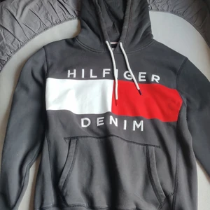 Svart hoodie från Tommy Hilfiger - Hoodie från Tommy Hilfiger i mycket bra skick. Knappt använd. Storlek L. Nypris 1000 kr. Priset kan diskuteras