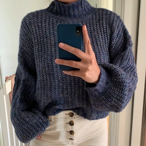 Stickad tröja - Lila stickad tröja i croppad modell med ballong ärmar. Från ginatricot. Frakt ingår i priset👍🏻 Dm vid intresse☺️