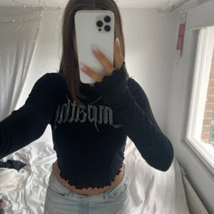 Svart mersh topp - Kattig mesh topp. Använd fåtal gånger och ska säljas pga flytt. Glittrig text. Lite längre i ärmarna. Frakt tillkommer❤️💜