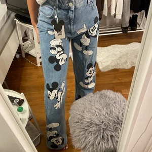 Berska jeans  - Säljer dem här as balla mussepigg jeansen då dem är i fel storlek och jag hann inte skicka tillbaka, har ett par till byxor i storlek 36 och älskar dem! Sitter perfekt och är helt oanvända. Alla lappar sitter kvar och påsen är också kvar. Säljer för 350 + frakt (66kr). Jag är 161 och bär storlek 38🔥