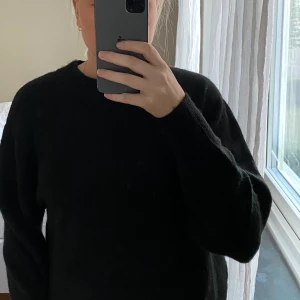 Tröja från H&M - Oversized stickad tröja från H&M! Endast använd 1 gång 😍 Säljes då jag har flera liknande tröjor. Önskas fler bilder, så skriv privat! Frakt tillkommer.