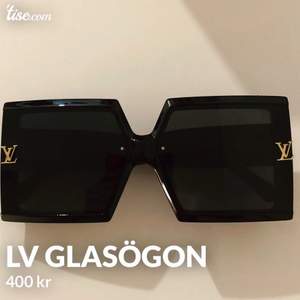 Säljer dessa snygga LV solglasögon( ej äkta), använda en gång. Så sjukt snygga på, bilder kan skickas i chatten 💛 kommer med låda 💛