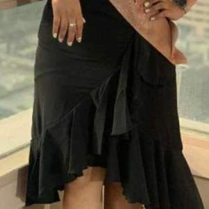 Mellanlång svart omlott kjol i mycket bra skick med en dragkedja på sidan o stretchig midja😚 köpt för 130 kr nu 50