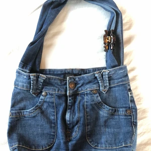 Jens bag  - Snygg Jens väska i färgen mörk blå, är rymlig och smidig🐍