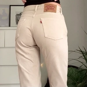 Levis 501 - Vintage beiga raka midwaist Levis 501:or! Kommer inte till så mycket användning hos mig och köpta för ca 1200. Står stl W28/L34 men passar mig som brukar ha W25/26! Jag är 173 cm lång och innerbenslängden är ca 82 cm 💓