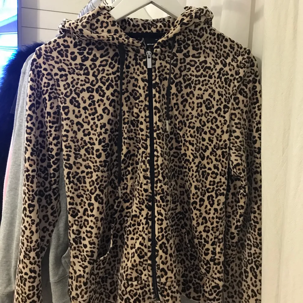 Leopard hoodie från ginatricot, storlek xs🤍. Hoodies.