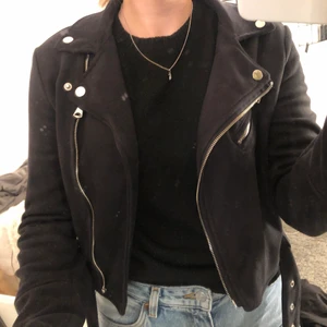 Mocka jacka - En kort mocka jacka från Pull & Bear i bra skick. Köparen står för frakten. ☺️
