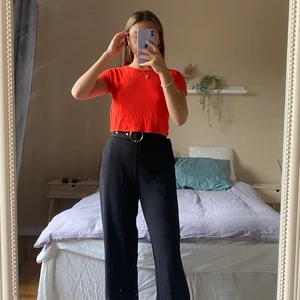 Superskön t-shirt från Zara - T-shirten är använd ett fåtal gånger och det finns inga avvikelser på den. Jätteskönt material och fin färg.