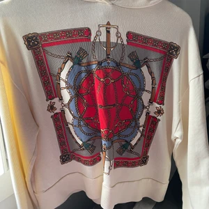 Hoodie från Zara - Super fin hoodie från Zara i ett lite tunnare material och som även är lite kort i magen <3