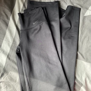 Nike byxor, vida  - Säljer nu mina Nike byxor som är tajta upptill och vida nedtill, köpte dem för 700 kroner så priser jag säljer dem för är väldigt bra då dem är i superbra skick <3